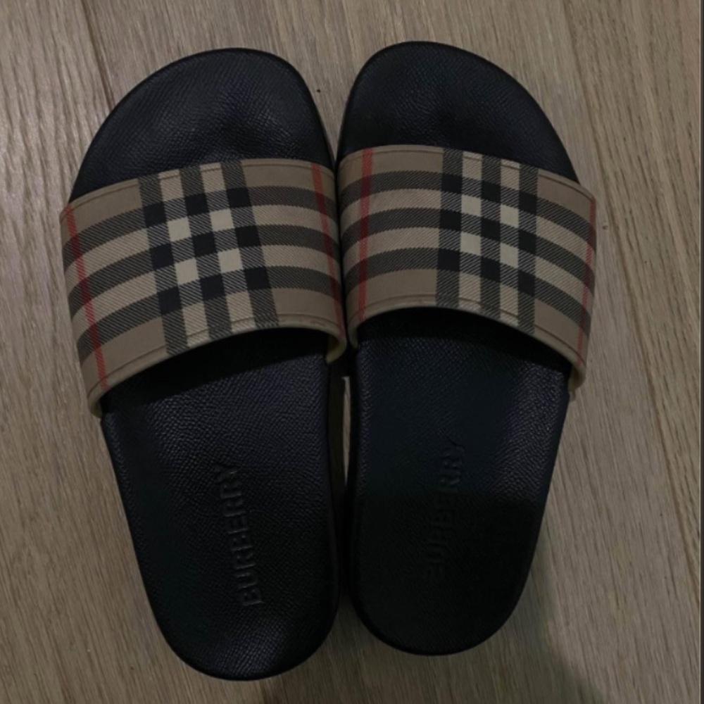 Women Burberry slides size 35/4.5 
comes with box and bag